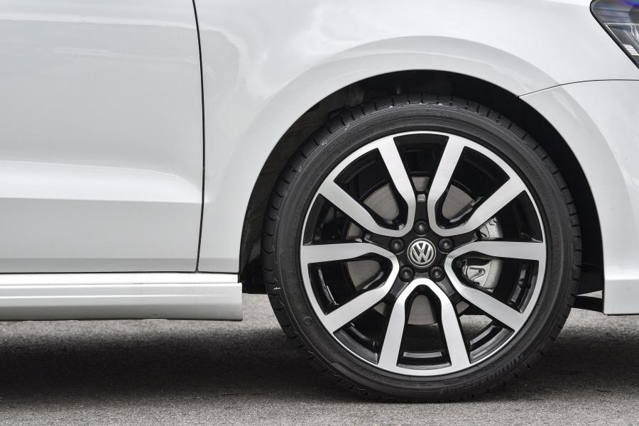Колеса Volkswagen Polo R-Line 5-Door 2017 года  (ZA) (фото 15 из 15)